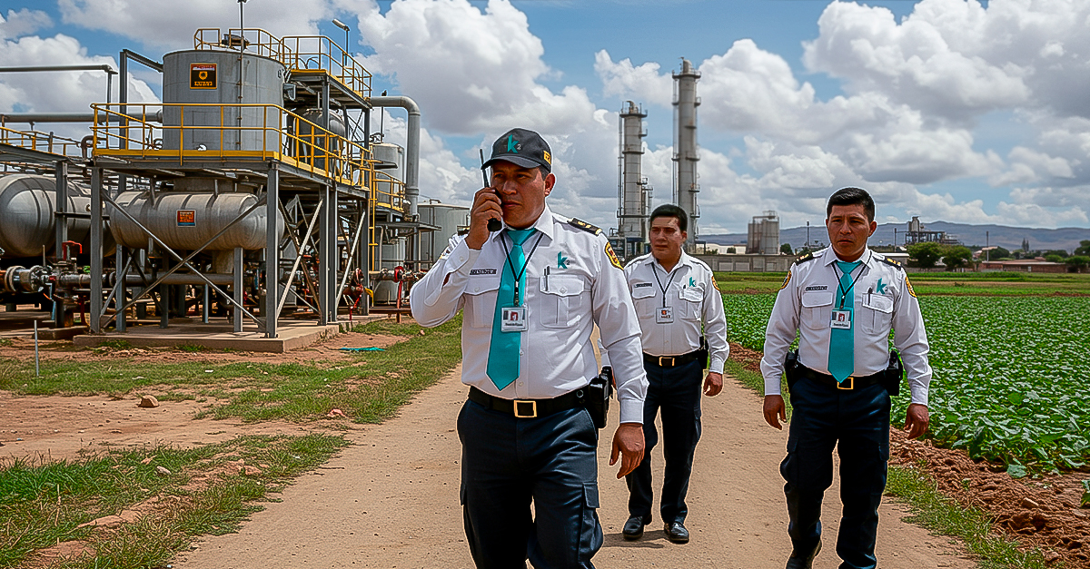 Agentes de seguridad operando en entorno minero y agroindustrial, representando el equilibrio entre estandarización y flexibilidad en operaciones de alto riesgo.